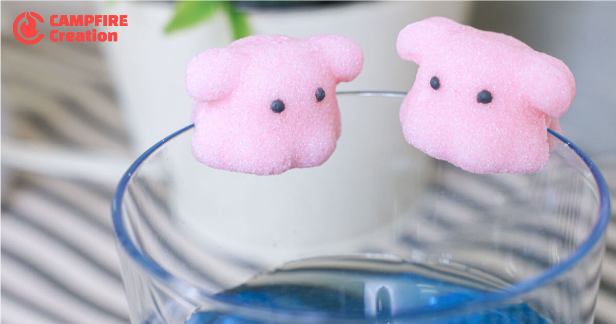 「CAMPFIRE Creation、カップのフチに乗る深海のアイドル 「めんだこシュガー」商品化を目指しクラウドファンディングを開始！」のアイキャッチ画像